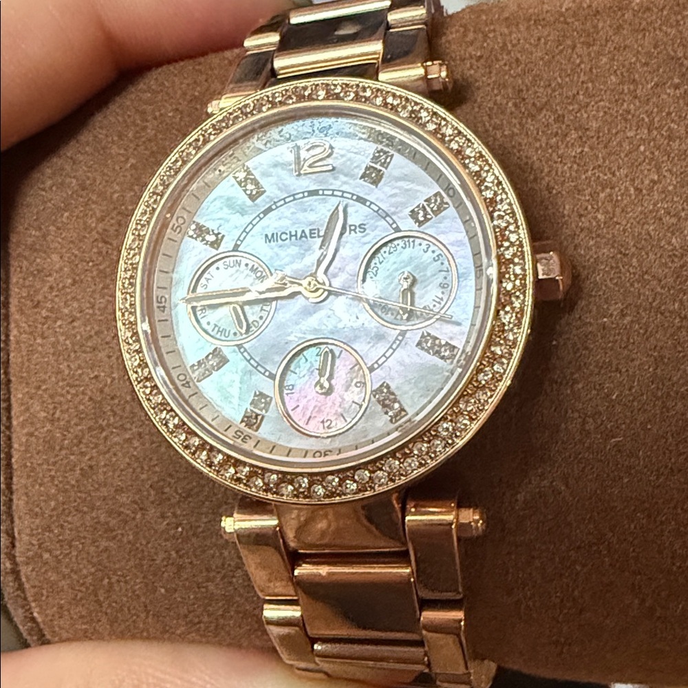 Rose gold Michael Kors watch - Picture 2 of 5